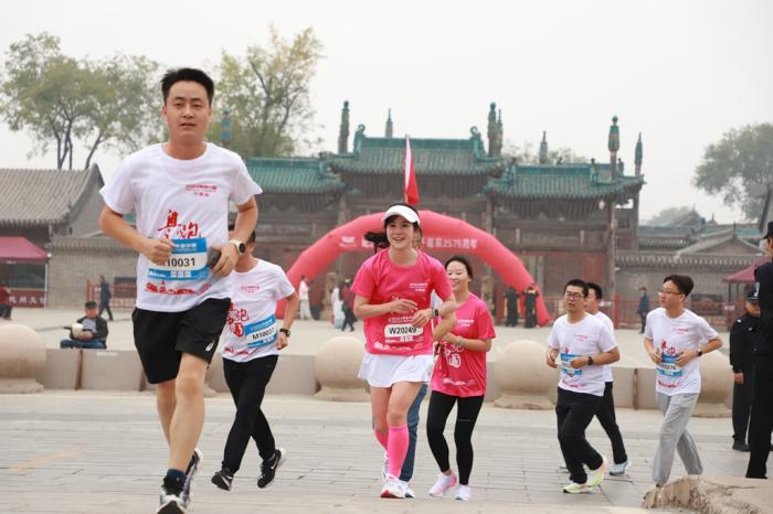奥跑中国大众路跑山西代县站开跑，近千名跑友