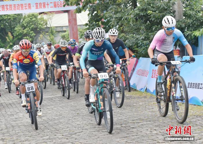 云南宜良68道拐自行车挑战赛激烈上演 623骑手角