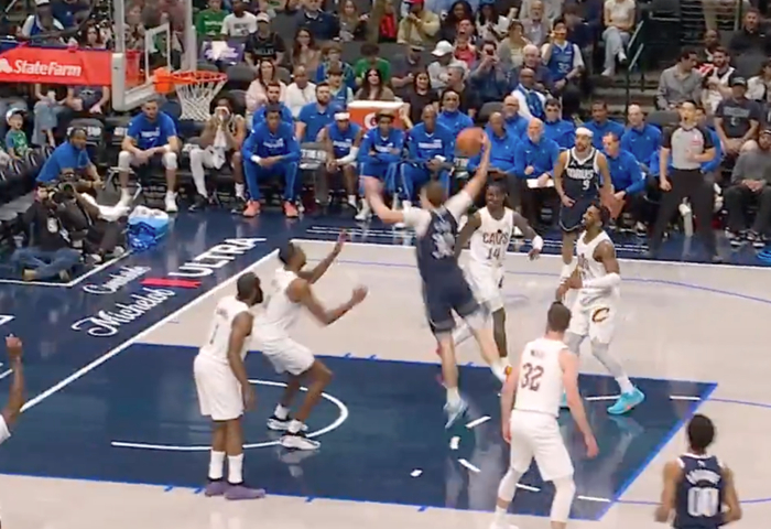 弗拉格滑翔战斧劈扣引爆全场 独行侠主场惨败骑