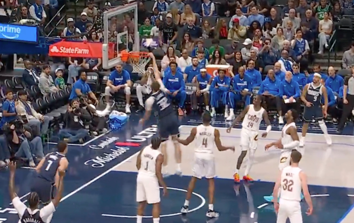 弗拉格滑翔战斧劈扣引爆全场 独行侠主场惨败骑