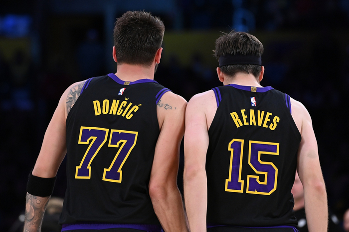 湖人客场惜败活塞 九连胜终结引热议