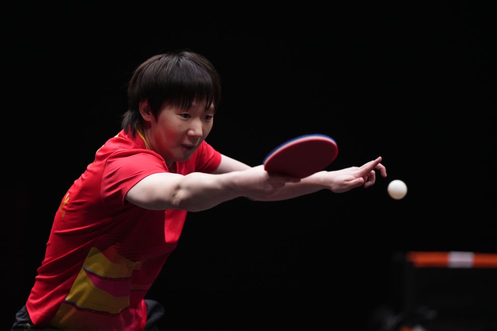 王曼昱在WTT总决赛女子单打中夺冠，展现出高强