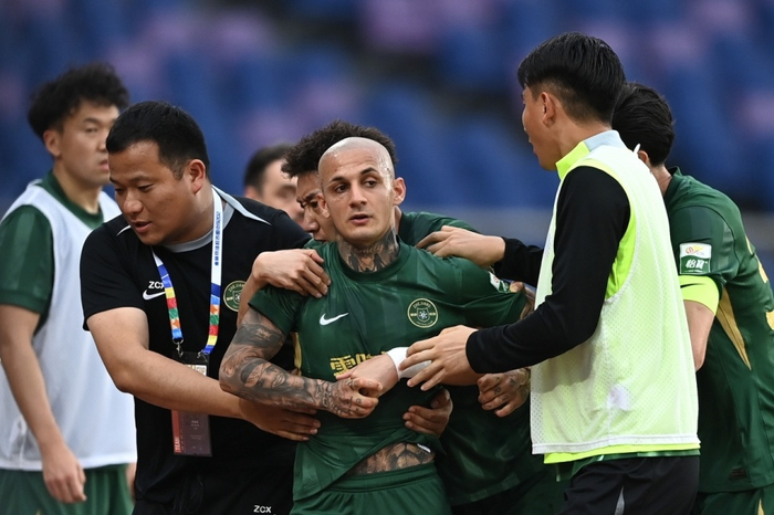 浙江外援米特里策中超冲突引争议 暴怒踹桶或遭