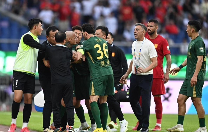 浙江外援米特里策中超冲突引争议 暴怒踹桶或遭