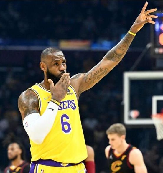 詹姆斯59场97次扣篮创历史纪录，湖人单核扛起西