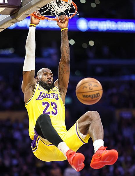 詹姆斯59场97次扣篮创历史纪录，湖人单核扛起西